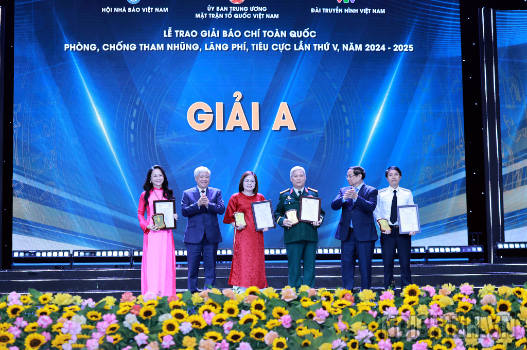 Đồng chí Phạm Minh Chính, Ủy viên Bộ Chính trị, Thủ tướng Chính phủ nước Cộng hòa xã hội chủ nghĩa Việt Nam và đồng chí Đỗ Văn Chiến, Ủy viên Bộ Chính trị, Bí thư Trung ương Đảng, Chủ tịch Ủy ban Trung ương Mặt trận Tổ quốc Việt Nam trao giải và chúc mừng các tác giả, nhóm tác giả đoạt giải A