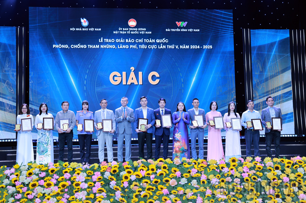 Đồng chí Ngô Văn Tuấn, Ủy viên Trung ương Đảng, Tổng kiểm toán Nhà nước, Ủy viên Ban Chỉ đạo Trung ương về phòng, chống tham nhũng, lãng phí, tiêu cực và đồng chí Nguyễn Thị Thu Hà, Phó Chủ tịch - Tổng Thư ký Ủy ban Trung ương Mặt trận Tổ quốc Việt Nam trao giải và chúc mừng các tác giả, nhóm tác giả đoạt giải C