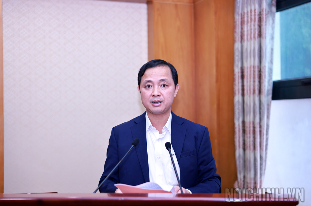 Đồng chí Nguyễn Xuân Trường, Vụ trưởng Vụ Cơ quan nội chính trình bày báo cáo