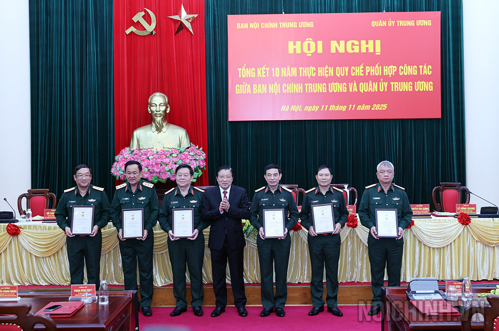 Đồng chí Phan Đình Trạc, Ủy viên Bộ Chính trị, Bí thư Trung ương Đảng, Trưởng Ban Nội chính Trung ương trao Kỷ niệm chương “Vì sự nghiệp Nội chính Đảng” tặng lãnh đạo Bộ Quốc phòng