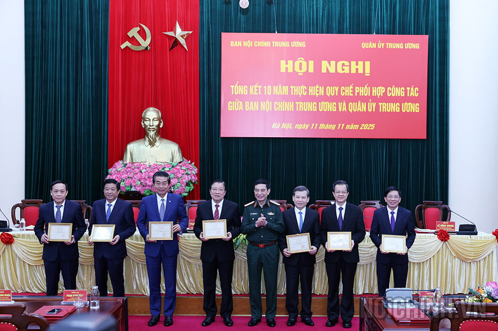 Đại tướng Phan Văn Giang, Ủy viên Bộ Chính trị, Phó Bí thư Quân ủy Trung ương, Bộ trưởng Bộ Quốc phòng trao Kỷ niệm chương “Vì sự nghiệp xây dựng Quân đội Nhân dân Việt Nam” tặng lãnh đạo Ban Nội chính Trung ương