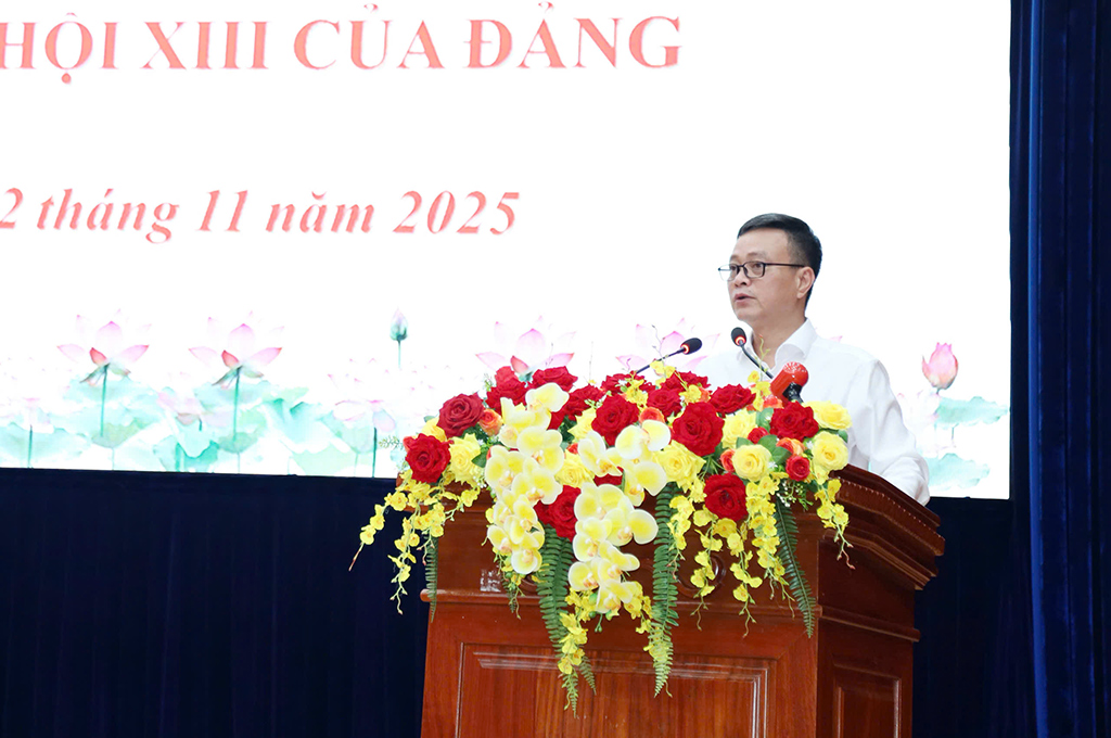 Đồng chí Đoàn Hồng Ngọc, Vụ trưởng Vụ Địa phương II, Ban Nội chính Trung ương phát biểu tại Hội nghị