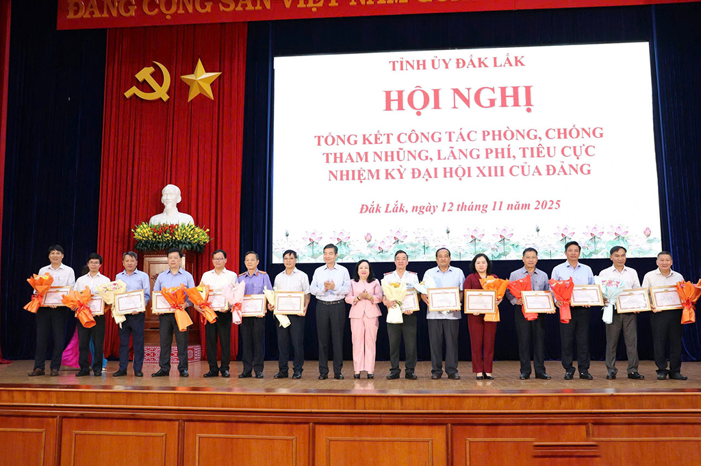 Chủ tịch UBND tỉnh tặng Bằng khen cho các tập thể và cá nhân có thành tích xuất sắc trong công tác phòng, chống tham nhũng, lãng phí, tiêu cực nhiệm kỳ 2020 – 2025