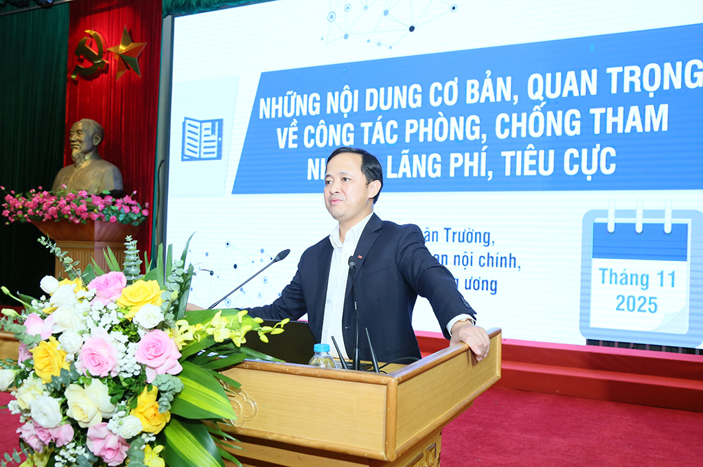 Đồng chí Tiến sĩ Nguyễn Xuân Trường, Vụ trưởng Vụ Cơ quan Nội chính, Ban Nội chính Trung ương truyền đạt các chuyên đề