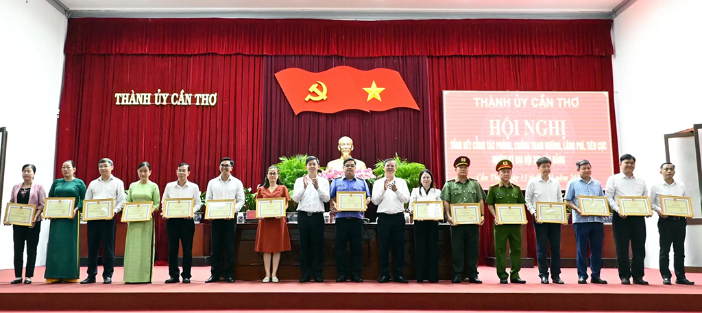 Đồng chí Lê Quang Tùng, Ủy viên Trung ương Đảng, Bí thư Thành ủy Cần Thơ và đồng chí Trương Cảnh Tuyên, Chủ tịch UBND TP Cần Thơ trao tặng bằng khen cho 15 tập thể có thành tích trong công tác phòng, chống tham nhũng, lãng phí, tiêu cực của thành phố