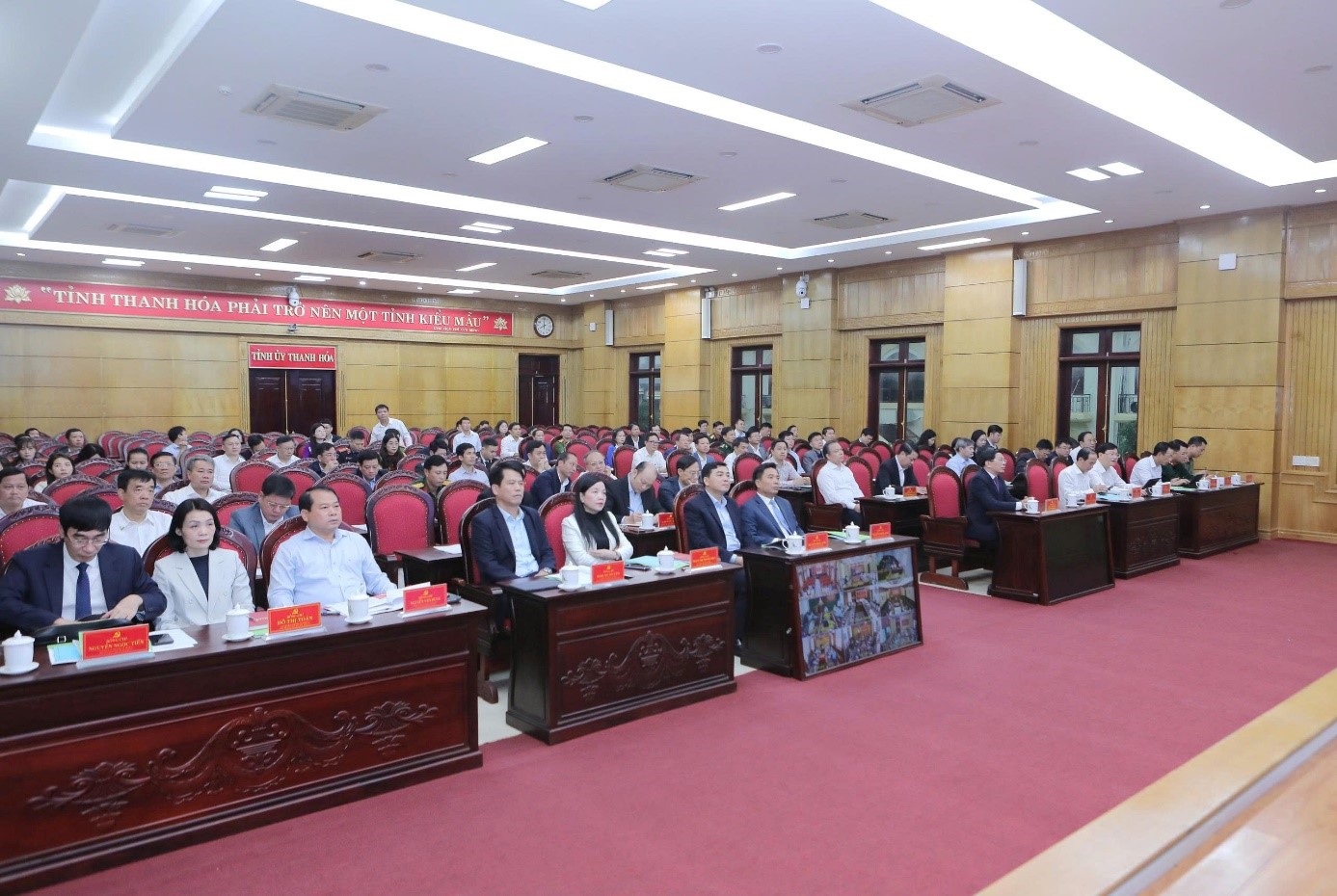 Các đồng chí lãnh đạo tỉnh và đại biểu dự tại điểm cầu Tỉnh ủy Thanh Hóa