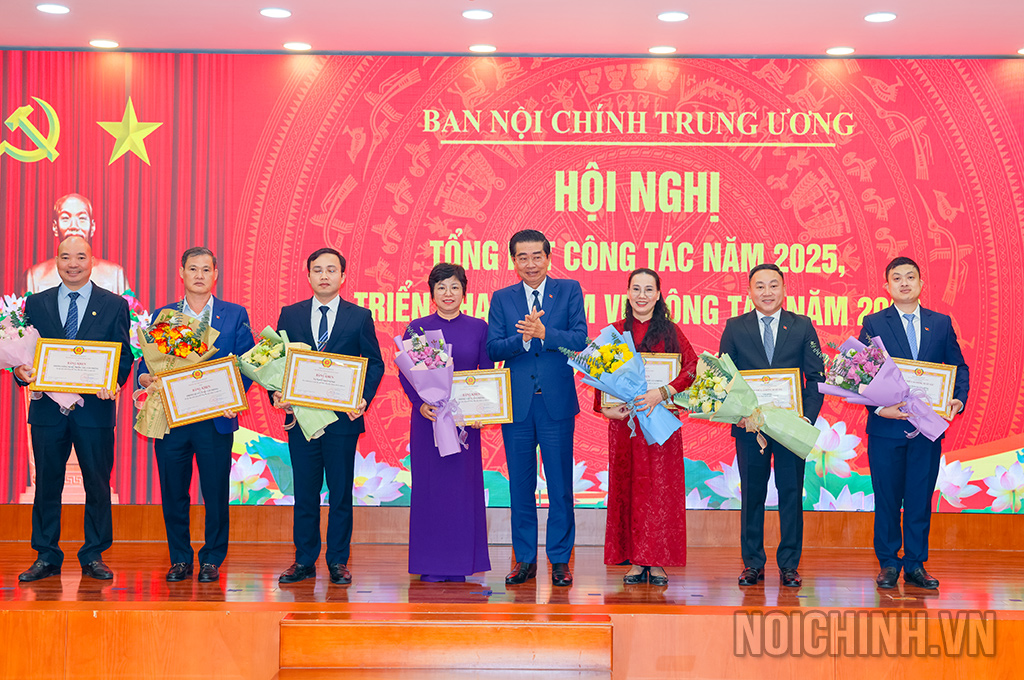 Đồng chí Võ Văn Dũng, Ủy viên Ban Chấp hành Trung ương Đảng, Phó Trưởng Ban trao Bằng khen tặng các tập thể hoàn thành xuất sắc, lập nhiều thành tích trong thực hiện nhiệm vụ 