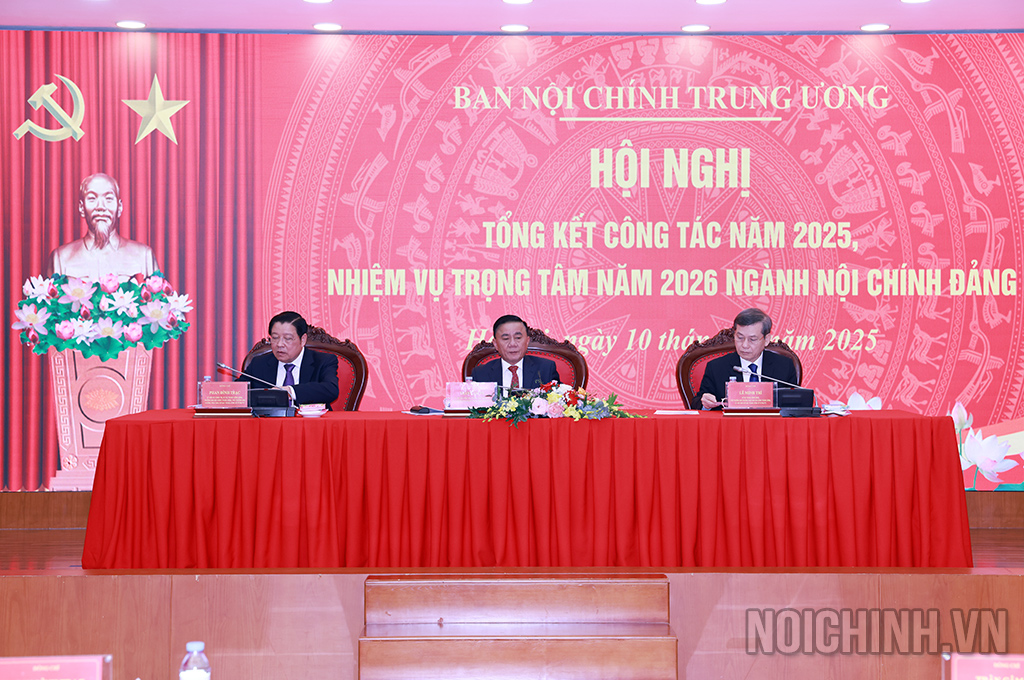 Đồng chí Trần Cẩm Tú, Ủy viên Bộ Chính trị, Thường trực Ban Bí thư; đồng chí Phan Đình Trạc, Ủy viên Bộ Chính trị, Bí thư Trung ương Đảng, Trưởng Ban Nội chính Trung ương và đồng chí Lê Minh Trí, Bí thư Trung ương Đảng, Phó Trưởng ban Thường trực Ban Nội chính Trung ương chủ trì Hội nghị