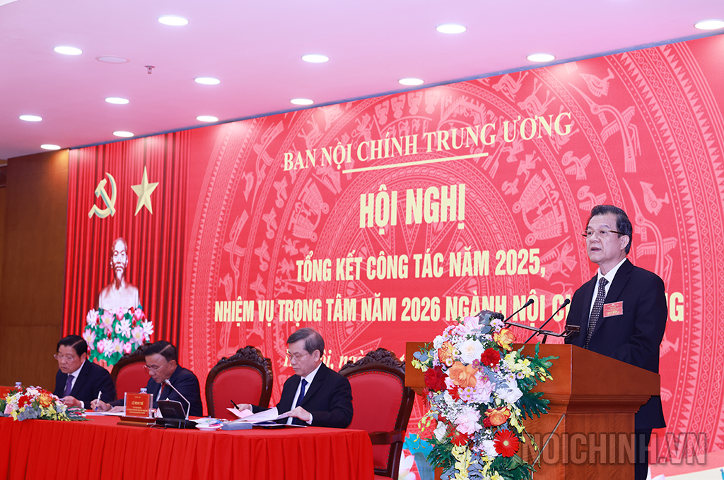 Đồng chí Lê Hồng Quang, Ủy viên Ban Chấp hành Trung ương Đảng, Phó Trưởng Ban Nội chính Trung ương trình bày báo cáo tại Hội nghị