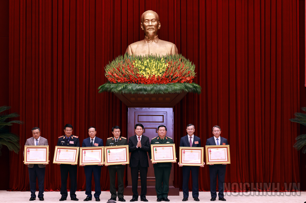 Đồng chí Lương Cường, Chủ tịch nước cộng hòa xã hội chủ nghĩa Việt Nam trao Huân chương Lao động hạng Nhất và Huân chương Bảo vệ Tổ quốc hạng Nhất tặng các ban, bộ, ngành có thành tích xuất sắc