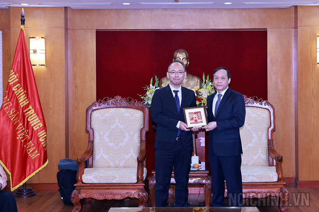 Đồng chí Nguyễn Thanh Hải, Phó Trưởng Ban Nội chính Trung ương trao quà tặng ông Chinone Koichin, Cố vấn trưởng Dự án JICA tại buổi tiếp