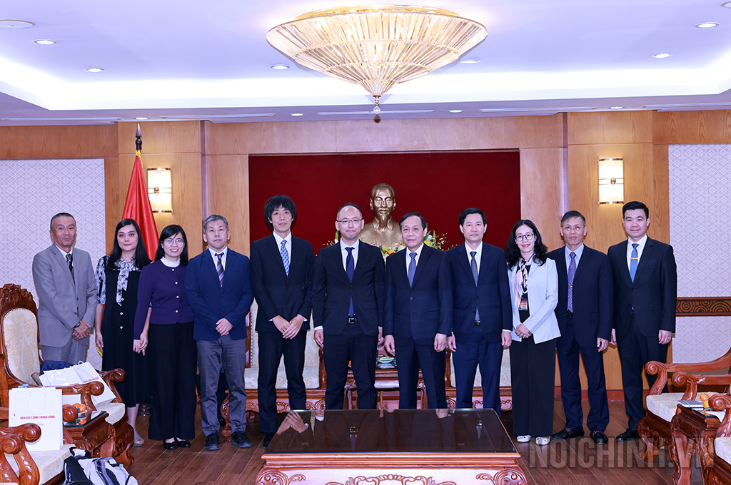 Hai bên chụp ảnh lưu niệm