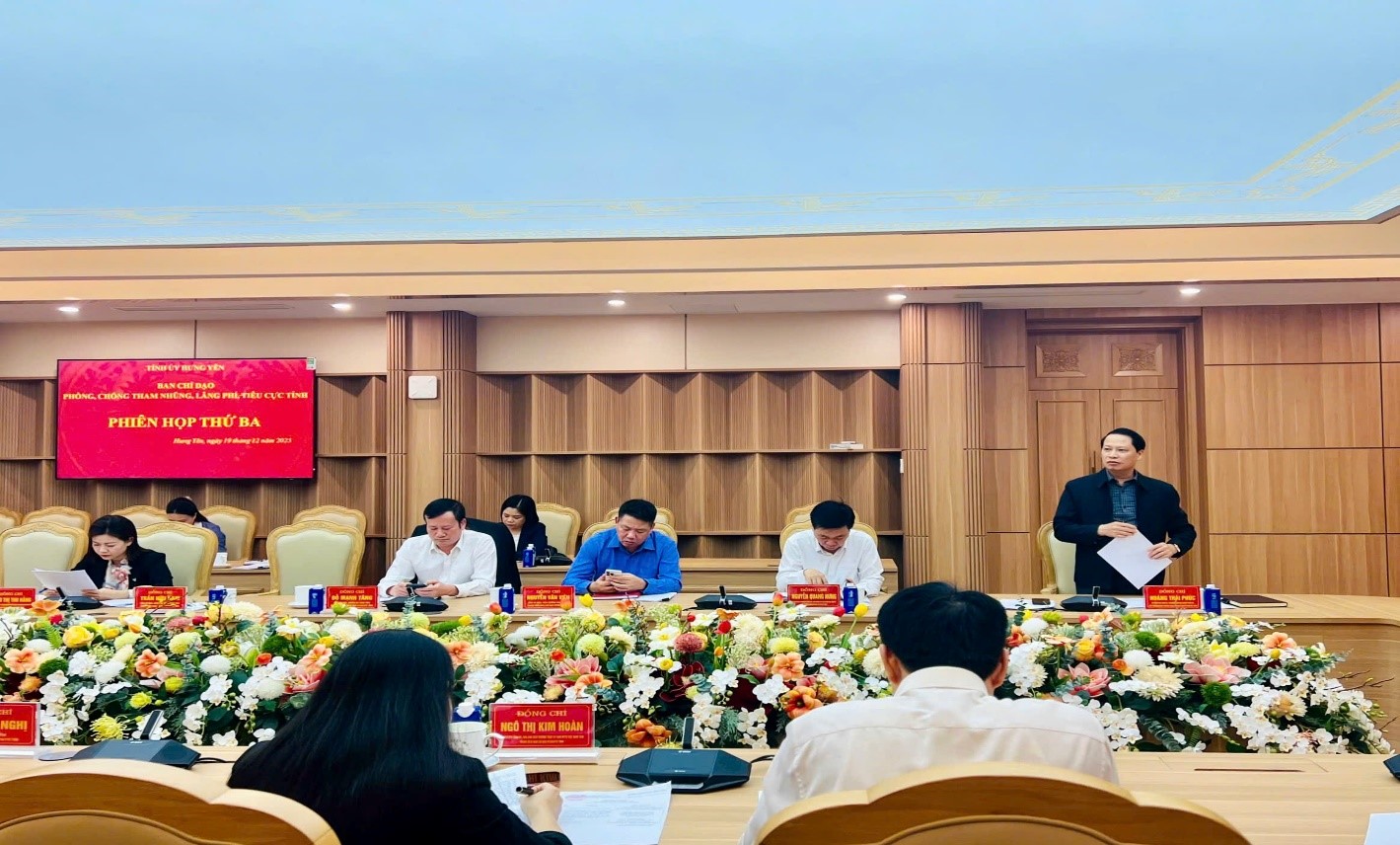 Đồng chí Hoàng Thái Phúc, Uỷ viên Ban Thường vụ Tỉnh ủy, Trưởng Ban Nội chính Tỉnh ủy, Phó Trưởng Ban Thường trực Ban Chỉ đạo tỉnh trình bày các tài liệu Phiên họp