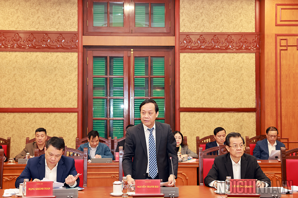 Đồng chí Nguyễn Thanh Hải, Phó Trưởng Ban Nội chính Trung ương, Ủy viên Ban Chỉ đạo trình bày báo cáo tại Phiên họp