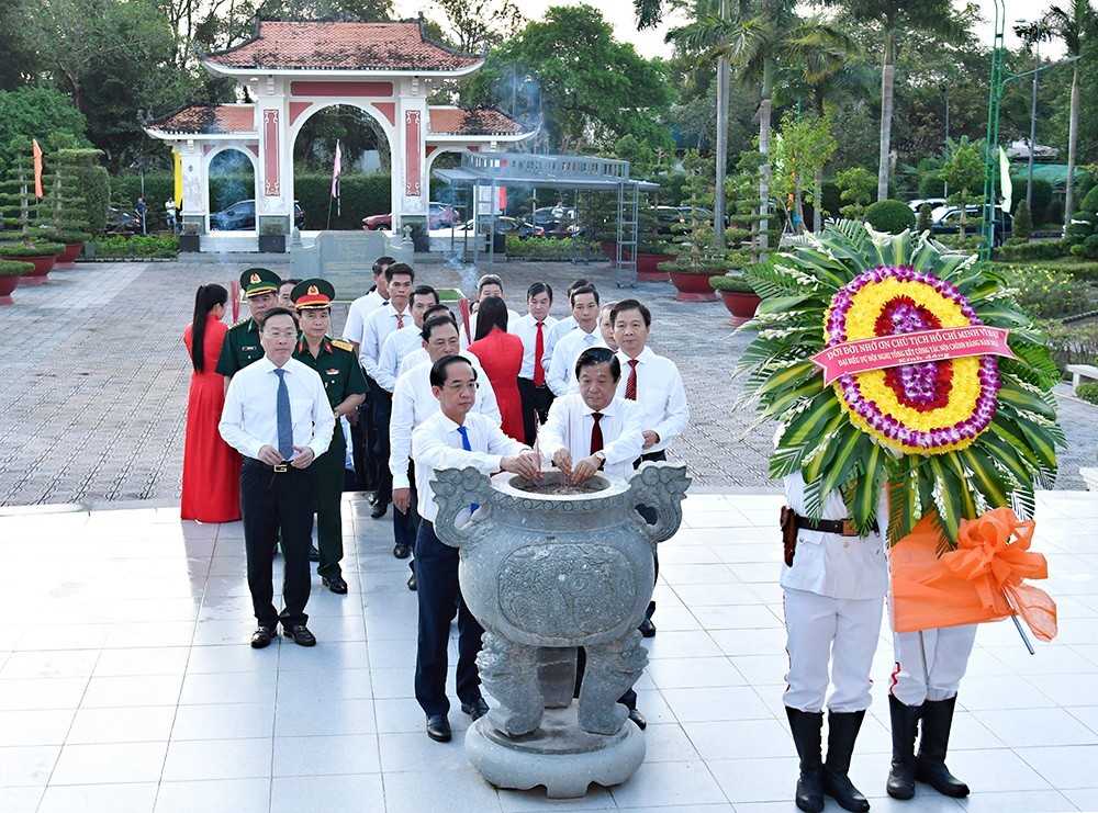 Đồng chí Bùi Văn Nghiêm, Ủy viên Trung ương Đảng, Phó Trưởng Ban Nội chính Trung ươngcùng lãnh đạo tỉnh Cà Mau dâng hương, hoa tưởng niệm Chủ tịch Hồ Chí Minh