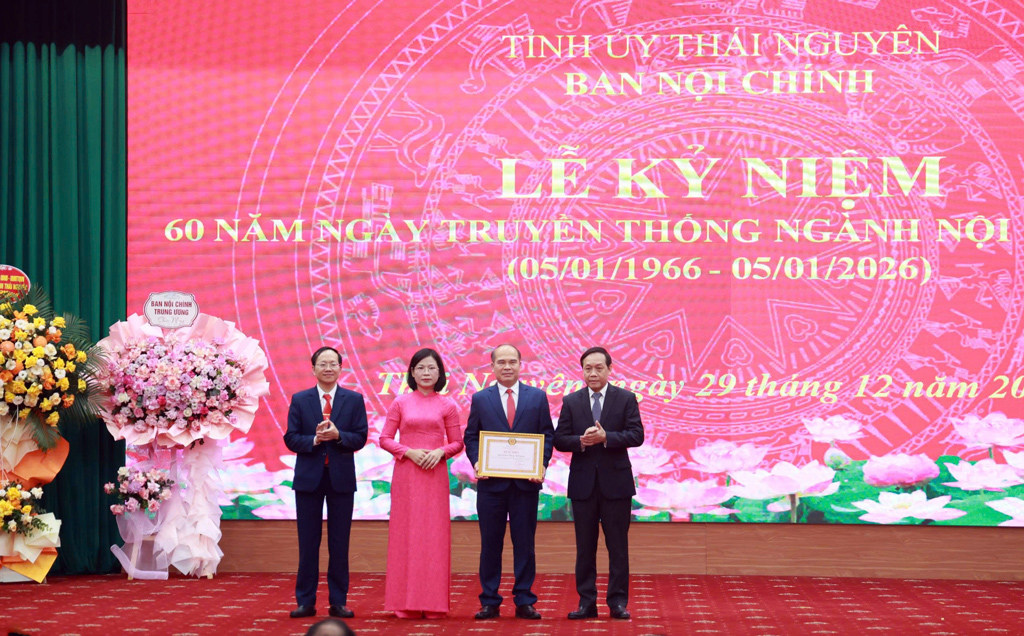 Đồng chí Nguyễn Thanh Hải, Phó Trưởng Ban Nội chính Trung ương tặng Bằng khen của Ban Nội chính Trung ương dành tặng tập thể Ban Nội chính Tỉnh ủy Thái Nguyên
