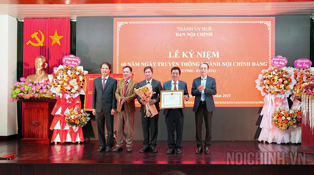 Ban Nội chính Thành ủy nhận Bằng khen của UBND thành phố Huế
