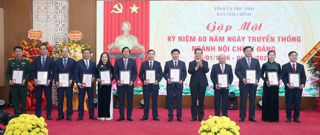 Đồng chí Lê Hồng Quang, Ủy viên Trung ương Đảng, Phó Trưởng Ban Nội chính Trung ương trao Kỷ niệm chương “Vì sự nghiệp Nội chính Đảng” tặng các cá nhân có nhiều đóng góp cho sự nghiệp xây dựng và phát triển của ngành Nội chính Đảng