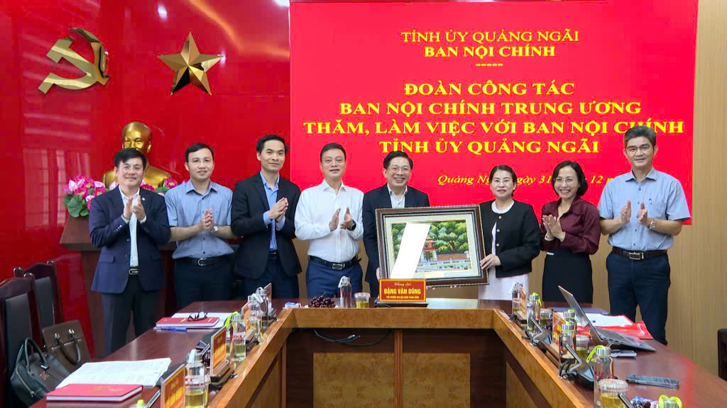 Đồng chí Đặng Văn Dũng, Phó Trưởng Ban Nội chính Trung ương tặng quà lưu niệm cho Ban Nội chính Tỉnh ủy Quảng Ngãi