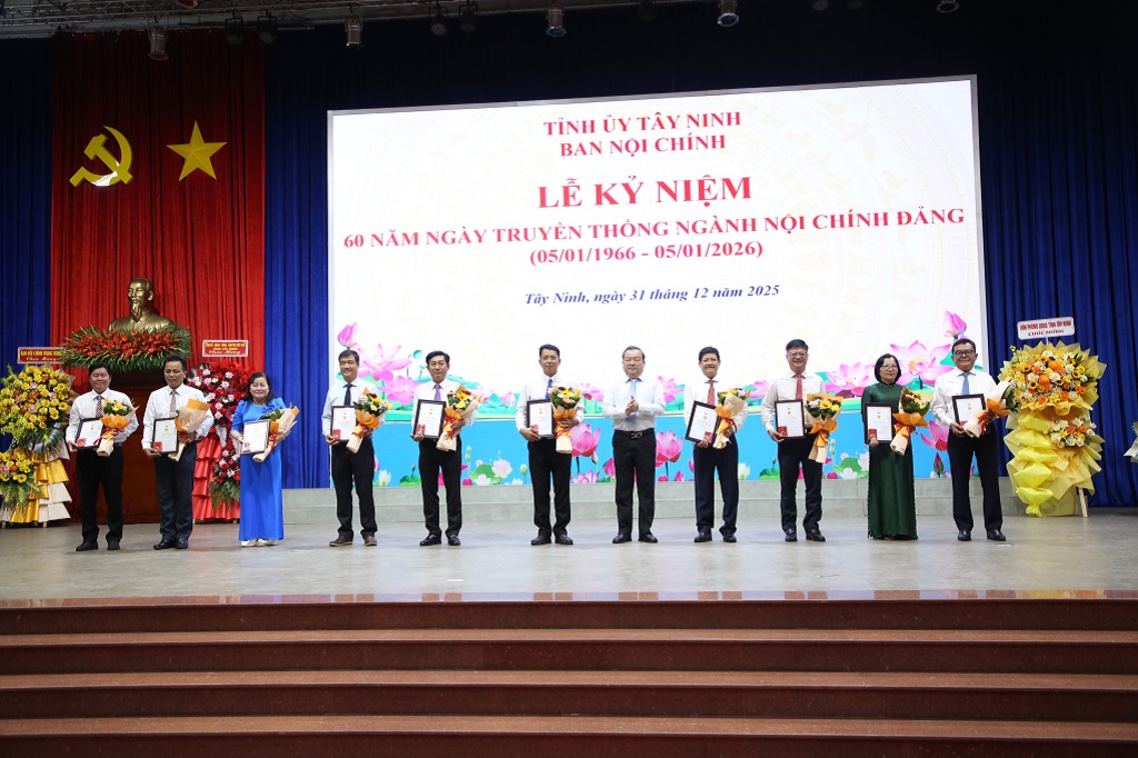 Phó Bí thư Tỉnh ủy, Trưởng đoàn đại biểu Quốc hội tỉnh Phạm Hùng Thái trao Kỷ niệm chương