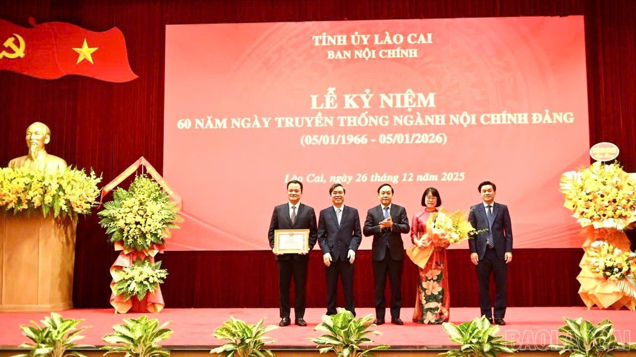 Đồng chí Nguyễn Thanh Hải, Phó Trưởng Ban Nội chính Trung ương trao Bằng khen của Ban Nội chính Trung ương cho Ban Nội chính Tỉnh ủy Lào Cai và 1 cá nhân có thành tích xuất sắc