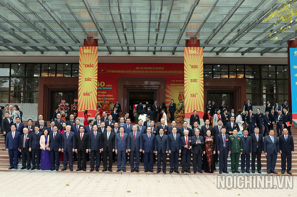 Các đồng chí lãnh đạo, nguyên lãnh đạo chủ chốt của Đảng, Nhà nước; các đồng chí Ủy viên Bộ Chính trị, Ủy viên Ban Bí thư nguyên Ủy viên Ban Bí thư; các đồng chí lãnh đạo và nguyên lãnh đạo Ban Nội chính Trung ương qua các thời kỳ chụp ảnh lưu niệm