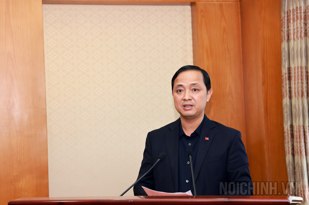 Đồng chí Nguyễn Xuân Trường, Phó Trưởng Ban Nội chính Trung ương trình bày báo cáo tại Hội nghị