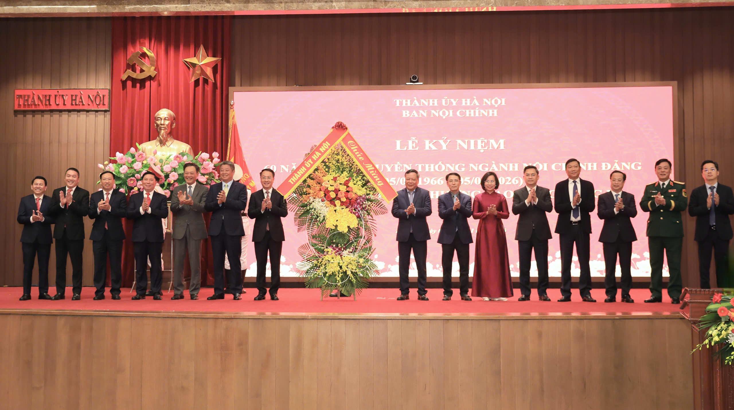   Các đồng chí Thường trực, Ban Thường vụ Thành uỷ Hà Nội tặng hoa chúc mừng Ban Nội chính Thành ủy