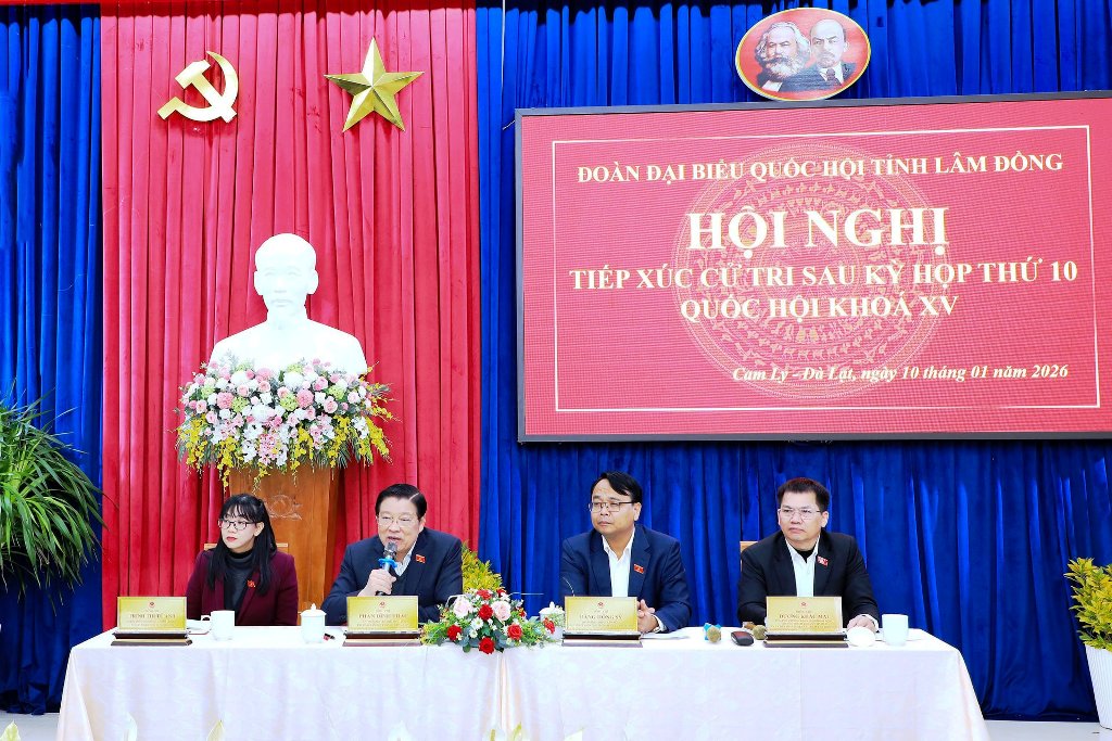 Đồng chí Phan Đình Trạc, Ủy viên Bộ Chính trị, Bí thư Trung ương Đảng, Trưởng Ban Nội chính Trung ương cùng các đồng chí chủ trì Hội nghị