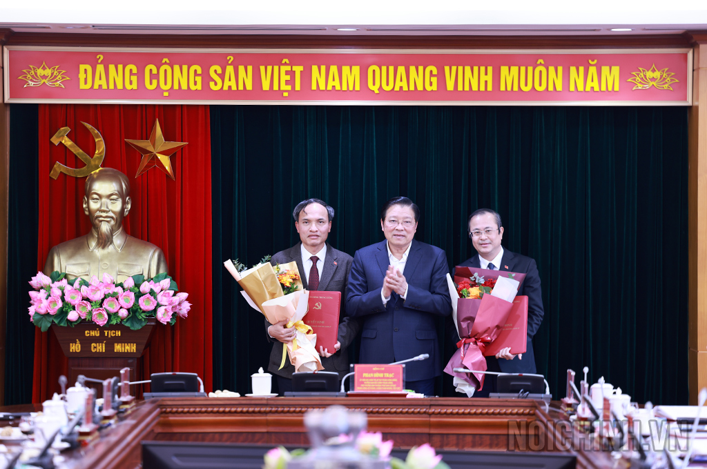 Đồng chí Phan Đình Trạc, Ủy viên Bộ Chính trị, Bí thư Trung ương Đảng, Trưởng Ban Nội chính Trung ương trao Quyết định và chúc mừng các đồng chí được điều động, bổ nhiệm