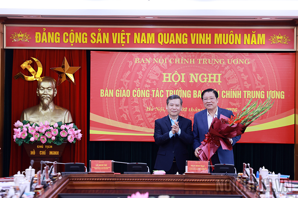 Đồng chí Lê Minh Trí, Ủy viên Bộ Chính trị, Bí thư Trung ương Đảng, Trưởng Ban Nội chính Trung ương khóa XIV chúc mừng đồng chí Phan Đình Trạc, Ủy viên Bộ Chính trị, Bí thư Trung ương Đảng, Trưởng Ban Nội chính Trung ương khóa XIII hoàn thành xuất sắc nhiệm vụ