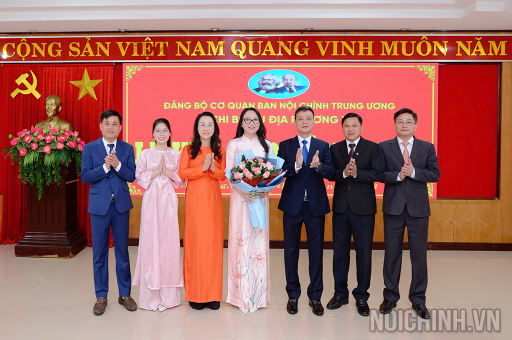 Đảng viên chi bộ Vụ Địa phương II, Ban Nội chính Trung ương chúc mừng đồng chí Trương Thị Tuyết Minh