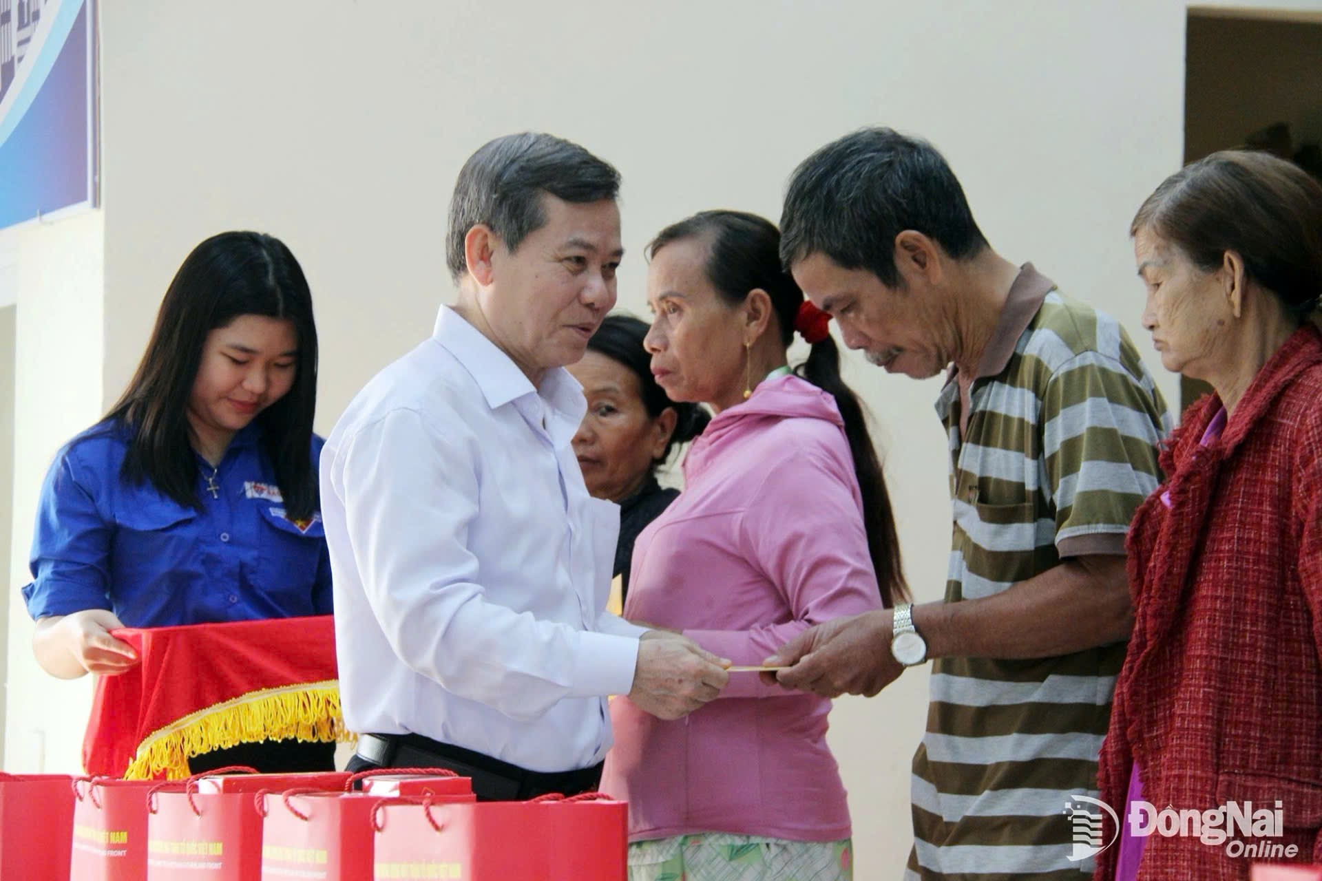 Đồng chí Lê Minh Trí, Ủy viên Bộ Chính trị, Bí thư Trung ương Đảng, Trưởng Ban Nội chính Trung ương trao quà tặng người dân tại xã Bàu Hàm, tỉnh Đồng Nai