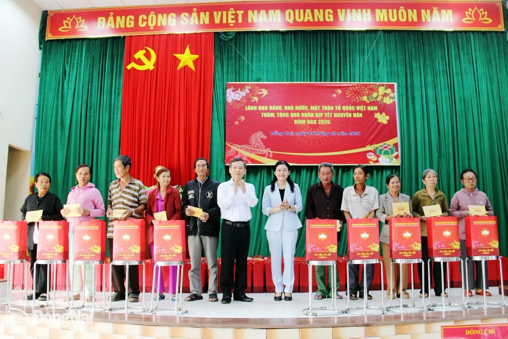 Các đồng chí: Lê Minh Trí, Ủy viên Bộ Chính trị, Bí thư Trung ương Đảng, Trưởng Ban Nội chính Trung ương; Tôn Ngọc Hạnh, Ủy viên Trung ương Đảng, Phó Bí thư Thường trực Tỉnh ủy, Chủ tịch HĐND tỉnh trao quà tặng người dân tại xã Bàu Hàm, tỉnh Đồng Nai