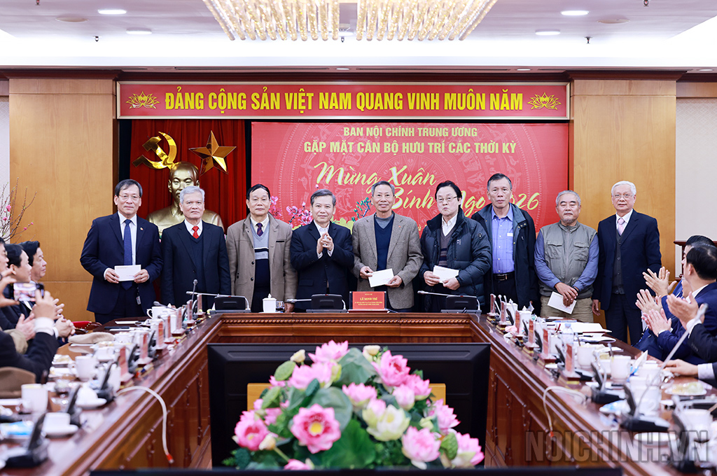 Đồng chí Lê Minh Trí, Ủy viên Bộ Chính trị, Bí thư Trung ương Đảng, Trưởng Ban Nội chính Trung ương và đồng chí Trịnh Vinh Thịnh, nguyên Phó Chánh Văn phòng, Trưởng Ban Liên lạc hưu trí tặng quà, chúc mừng cán bộ hưu trí trên 70 tuổi