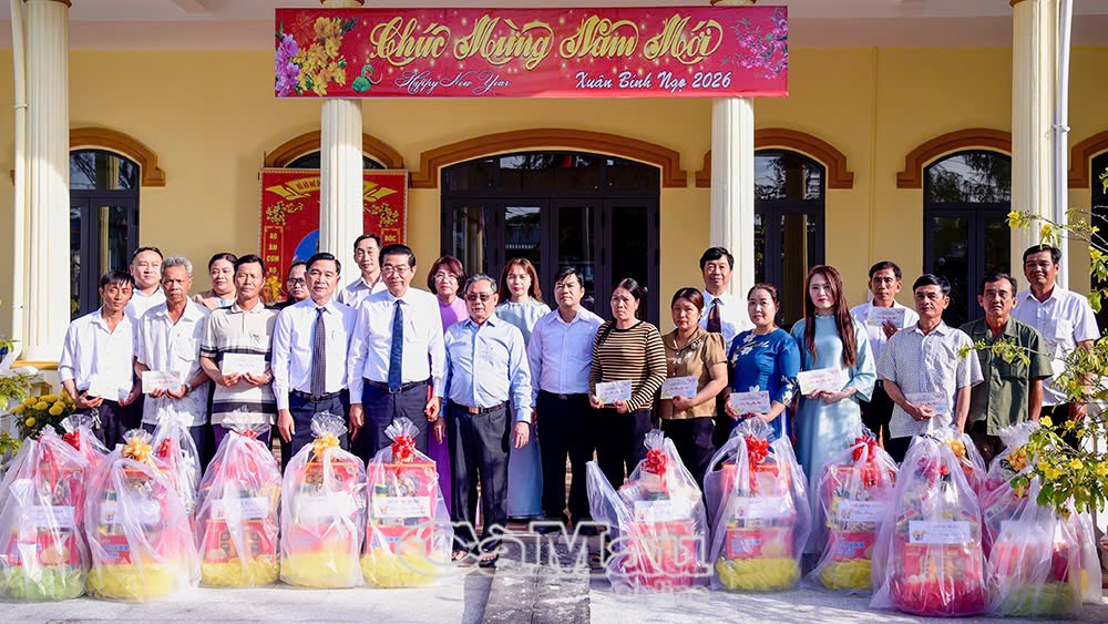 Đồng chí Võ Văn Dũng, Phó Trưởng Ban Nội chính Trung ương tặng quà, chúc Tết cán bộ, nhân viên bộ phận quản trang thuộc Trung tâm Chăm sóc người có công tỉnh Cà Mau