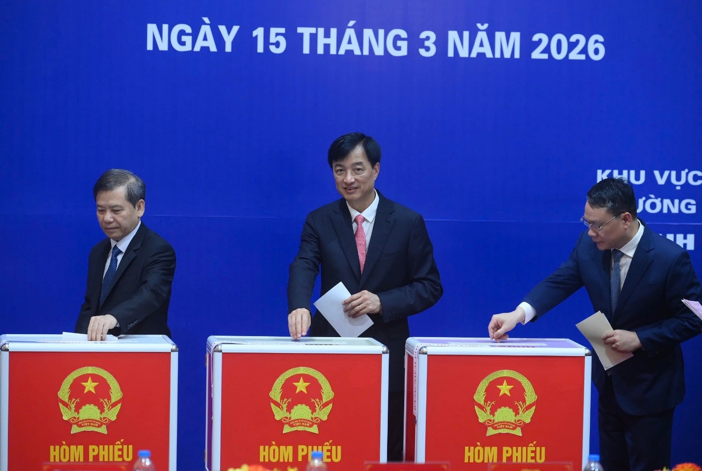 Đồng chí Lê Minh Trí, Ủy viên Bộ Chính trị, Bí thư Trung ương Đảng, Trưởng Ban Nội chính Trung ương cùng các đồng chí lãnh đạo Đảng, Nhà nước thực hiện quyền, nghĩa vụ công dân tại Khu vực bỏ phiếu số 02, phường Ba Đình, thành phố Hà Nội (Ảnh Đăng Khoa)