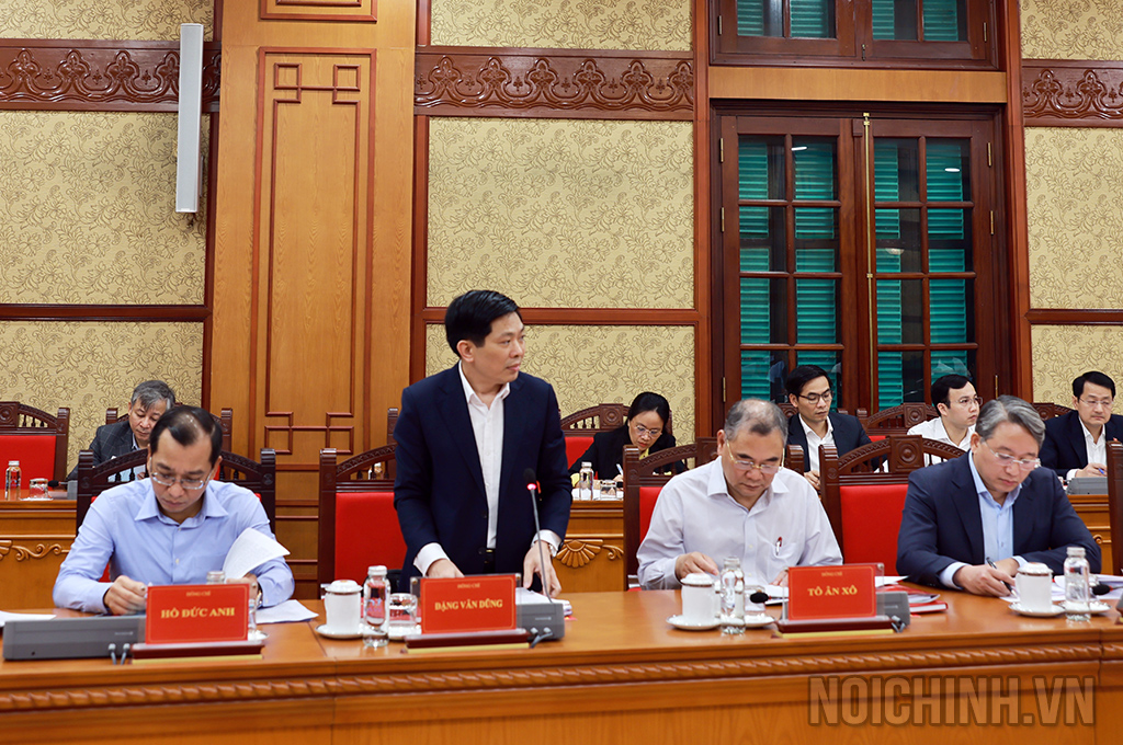 Đồng chí Đặng Văn Dũng, Ủy viên Trung ương Đảng, Phó Trưởng Ban Nội chính Trung ương trình bày Báo cáo tại Cuộc họp