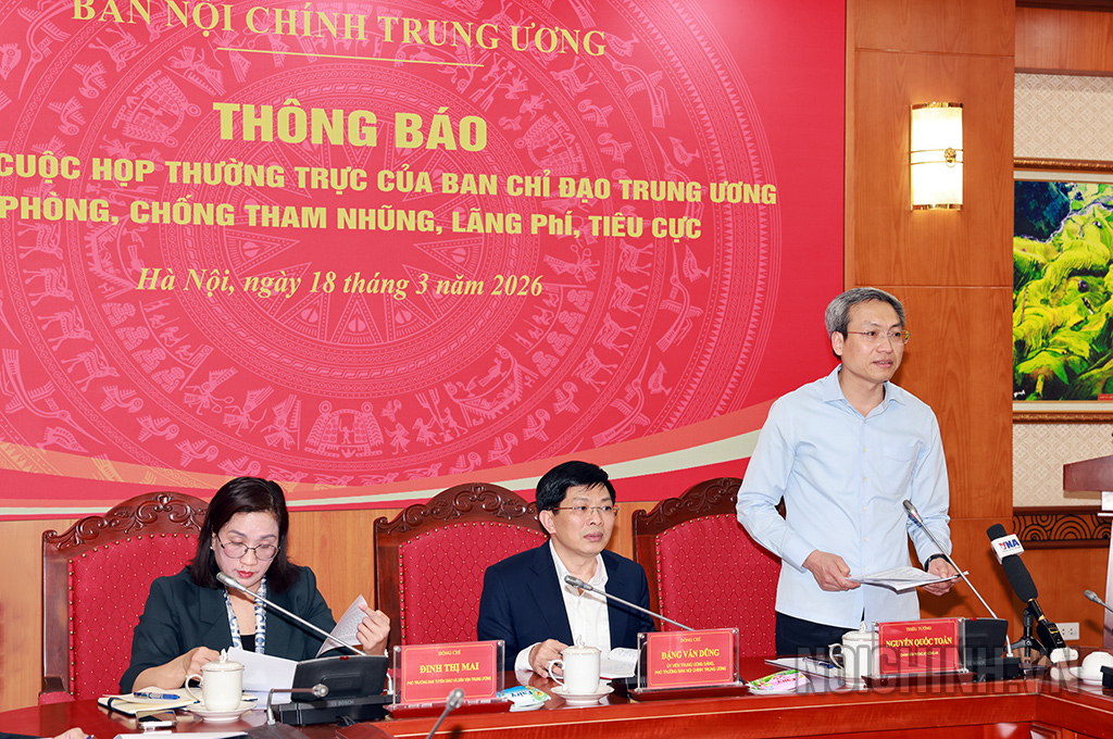 Đồng chí Thiếu tướng Nguyễn Quốc Toản, Chánh Văn phòng Bộ Công an trả lời các câu hỏi của phóng viên liên quan đến Cuộc họp