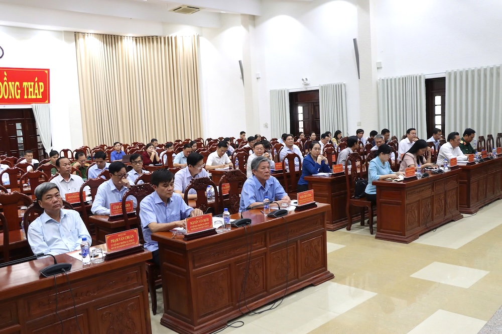 Các đại biểu tham dự một cuộc họp của Ủy ban nhân dân tỉnh Đồng Tháp