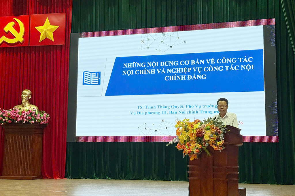 Đồng chí Tiến sỹ Trịnh Thăng Quyết, Phó Vụ Trường Vụ Địa phương III, Ban Nội chính Trung ương trình bày các chuyên đề 