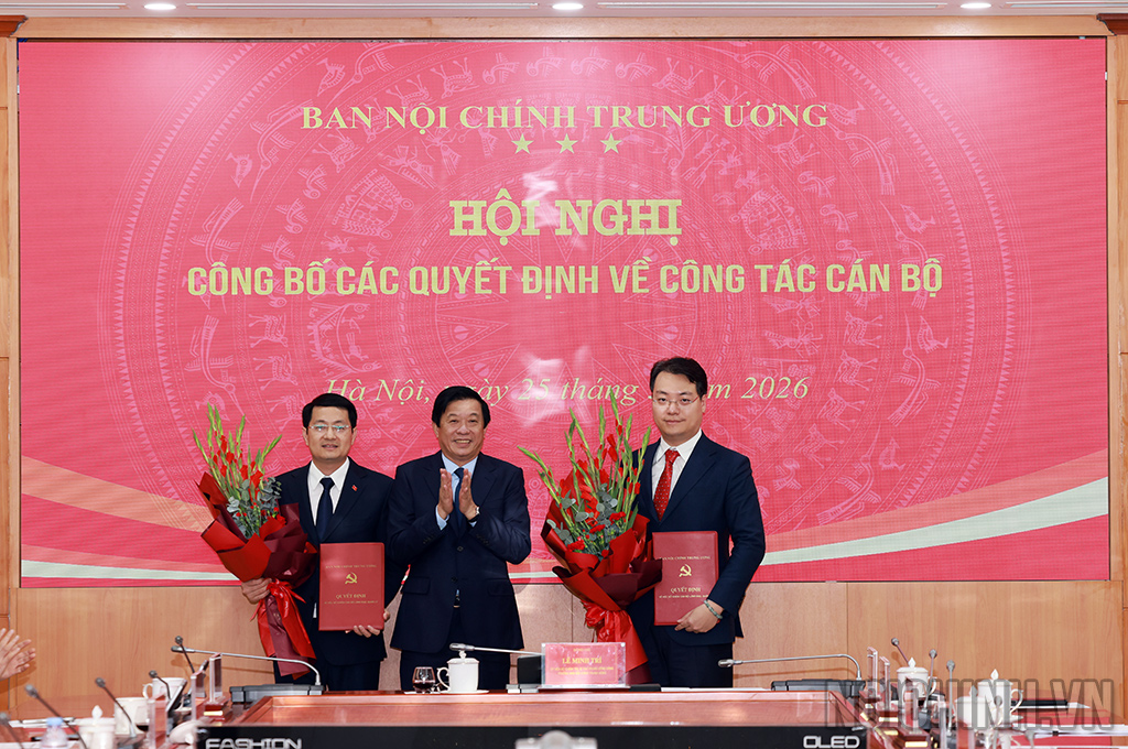 Đồng chí Bùi Văn Nghiêm, Ủy viên Trung ương Đảng, Phó Trưởng Ban Nội chính Trung ương trao Quyết định và tặng hoa chúc mừng đồng chí Đinh Mai Long, đồng chí Nguyễn Phương Thành