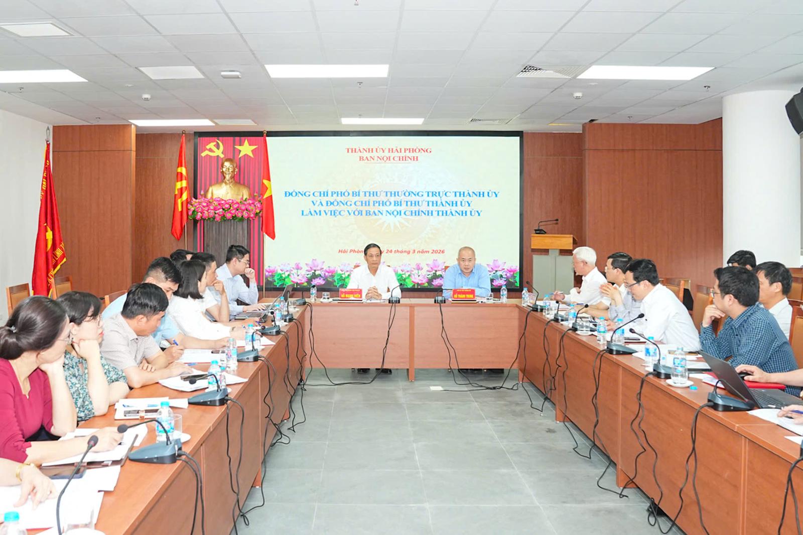 Quang cảnh buổi làm việc