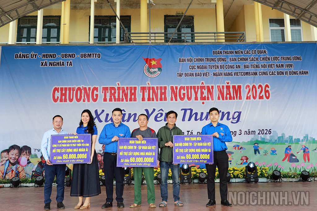 Đoàn Thanh niên Ban Nội Chính Trung ương; Đoàn Thanh niên Tập đoàn Bảo Việt; Đoàn Thanh niên Ban Chính sách, Chiến lược Trung ương và Công ty Cổ phần đầu tư phát triển Yên Bình trao 03 nhà nhân ái tặng các hộ nghèo có hoàn cảnh khó khăn