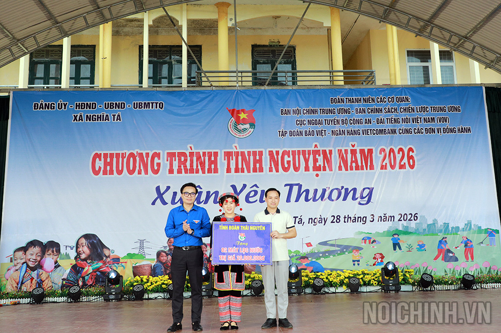 Tỉnh Đoàn Thái Nguyên trao 02 máy lọc nước trị giá 20 triệu đồng tặng 02 đơn vị trường học trên địa bàn xã Nghĩa Tá