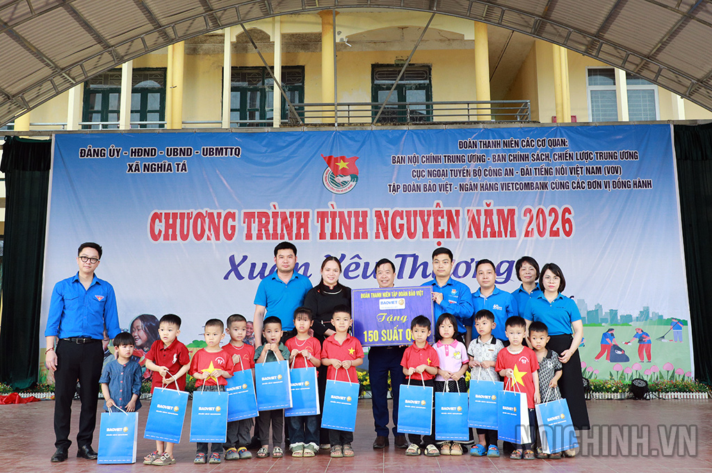 Đoàn Thanh niên Tập Đoàn Bảo Việt trao tặng 150 xuất quà cho các em thiếu nhi học sin