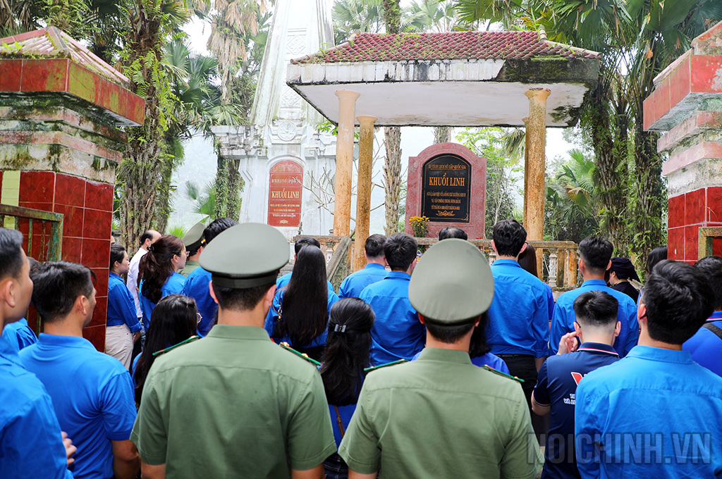 Đoàn công tác dâng hương tại Di tích lịch sử cấp Quốc gia Khuổi Linh, nởi ở và làm việc của đồng chí Trường Chinh và Văn phòng Trung ương Đảng tử tháng 8 -1950 đến tháng 2 năm 1951