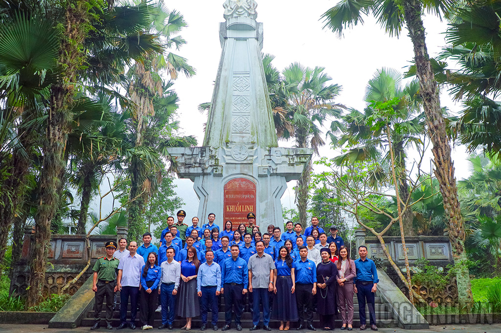Đoàn công tác và lãnh đạo địa phương chụp ảnh lưu niệm tại Di tích lịch sử cấp Quốc gia Khuổi Linh