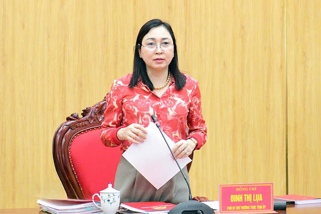 Đồng chí Đinh Thị Lụa, Phó Bí thư Thường trực Tỉnh ủy phát biểu tại Hội nghị