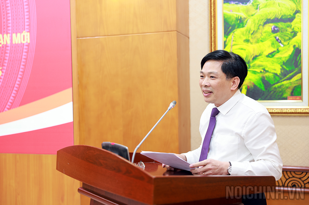 Đồng chí Đặng Văn Dũng, Ủy viên Trung ương Đảng, Phó Trưởng Ban Nội chính Trung ương, Ủy viên Ban Chỉ đạo Đề án, Tổ trưởng Tổ Biên tập Đề án trình bày báo cáo tại Hội nghị
